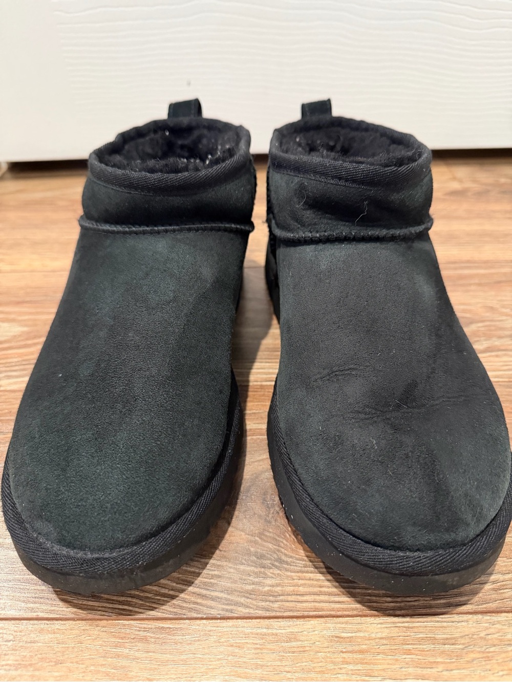 UGG Classic Ultra Mini Boots – Black Suede size 8– Great Condition